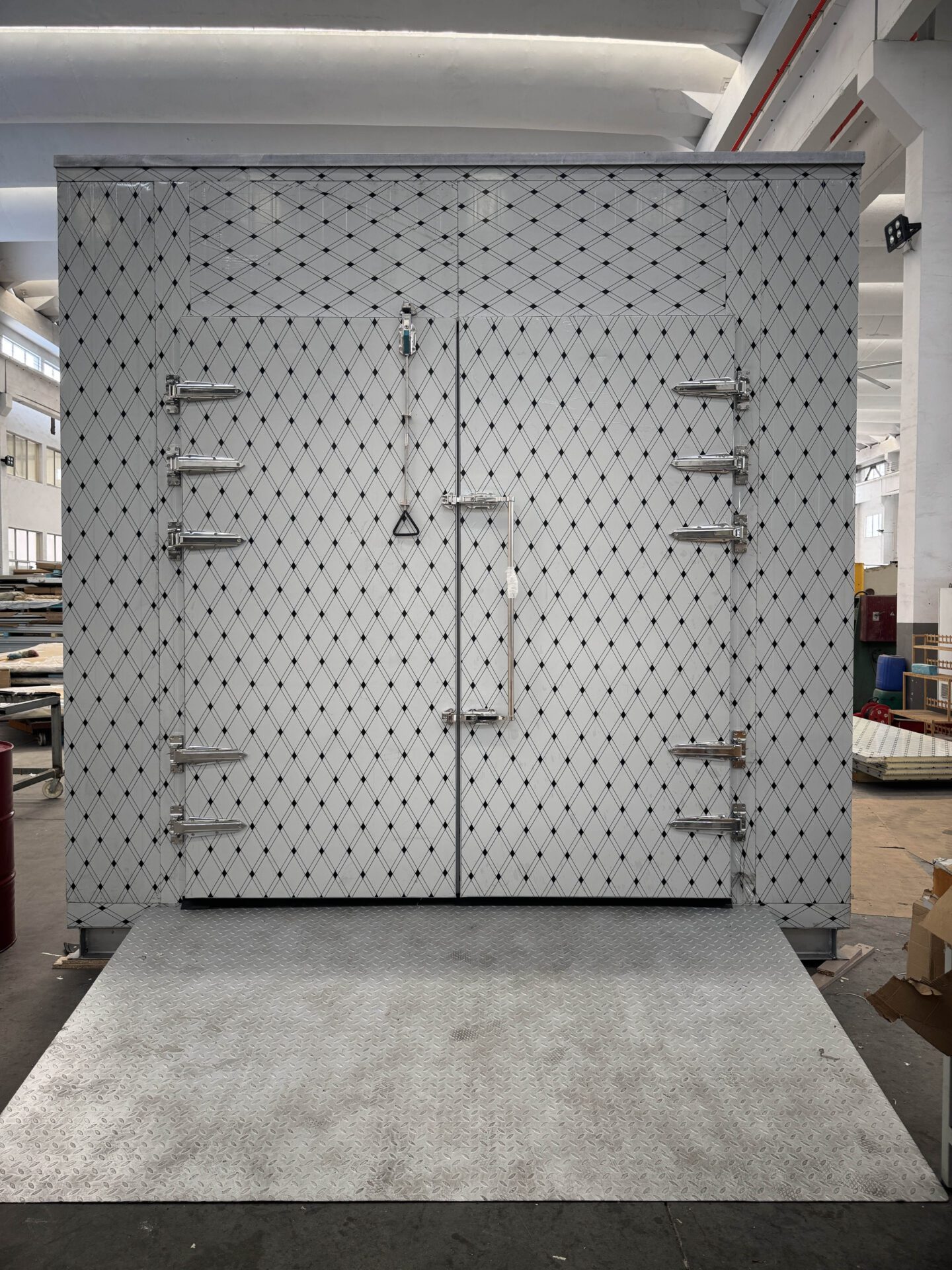 Embossed stainless steel double cold room door with heavy-duty locking system