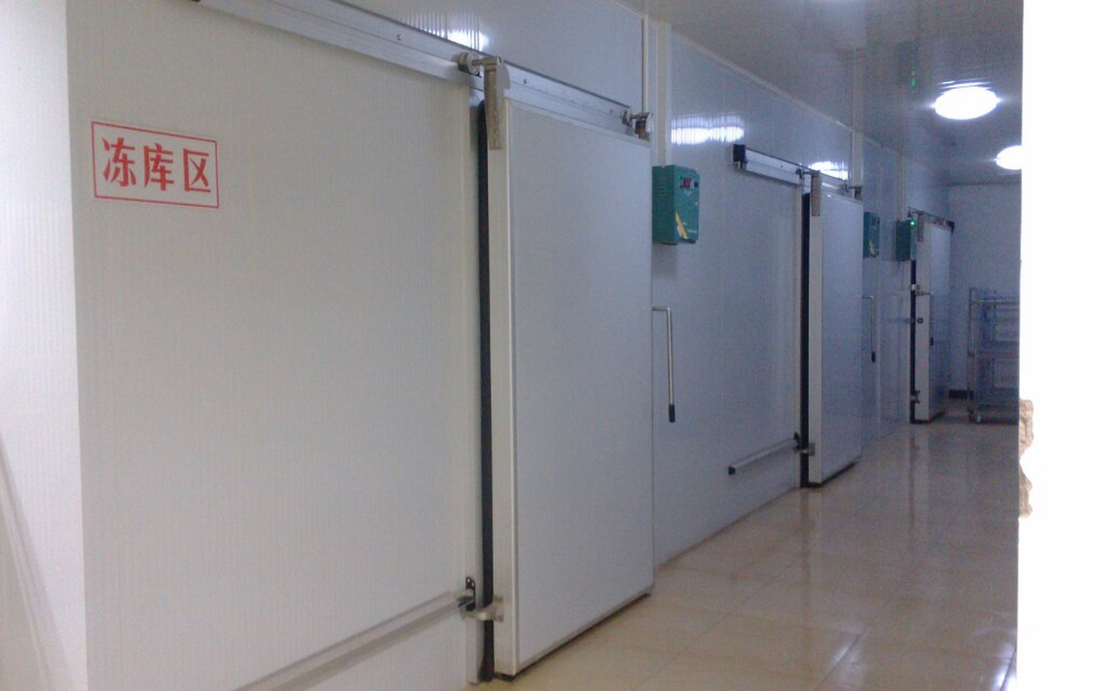 Cold storage corridor with insulated sliding doors for meat logistics rooms