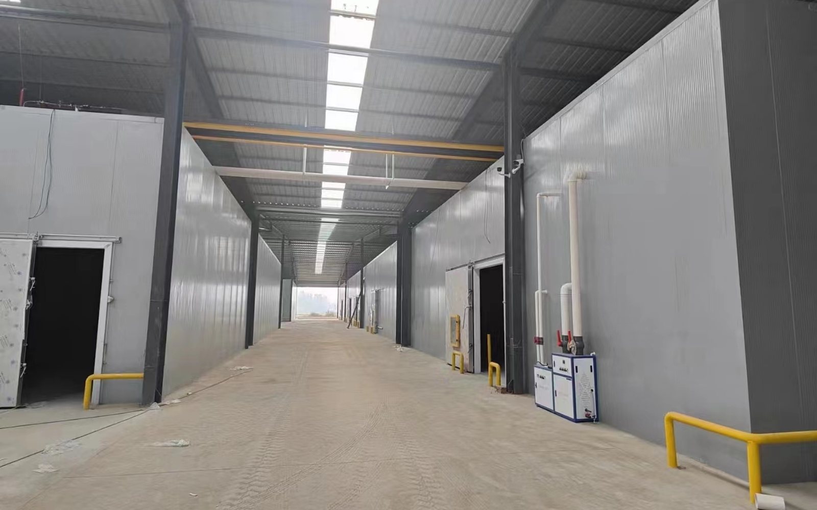 Controlled-atmosphere cold storage corridor with insulated room panels and service aisle
