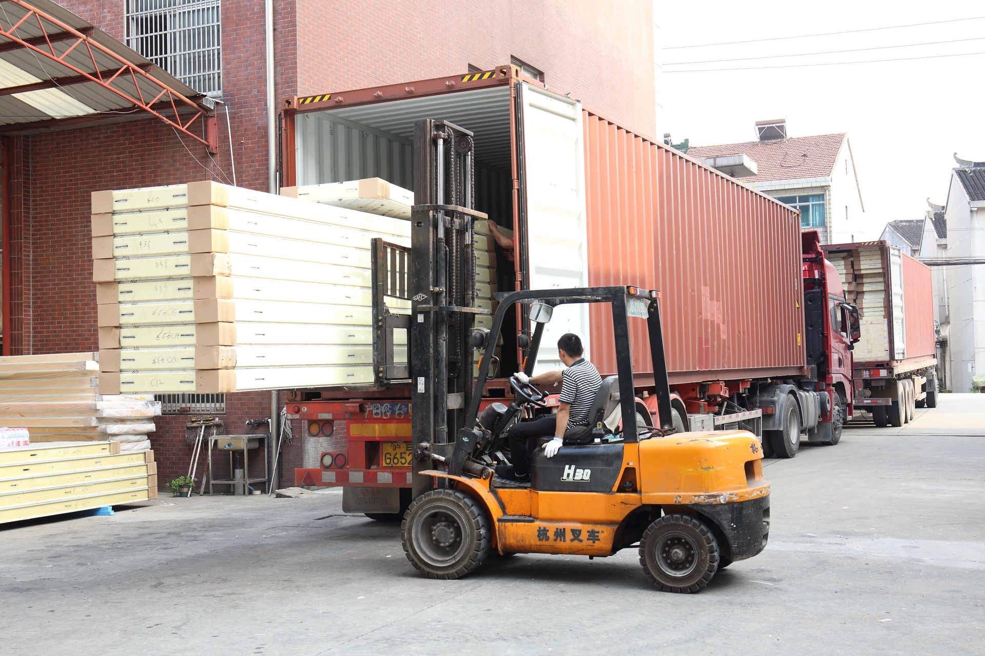 PU Cam Lock Panels Loading for Shipment