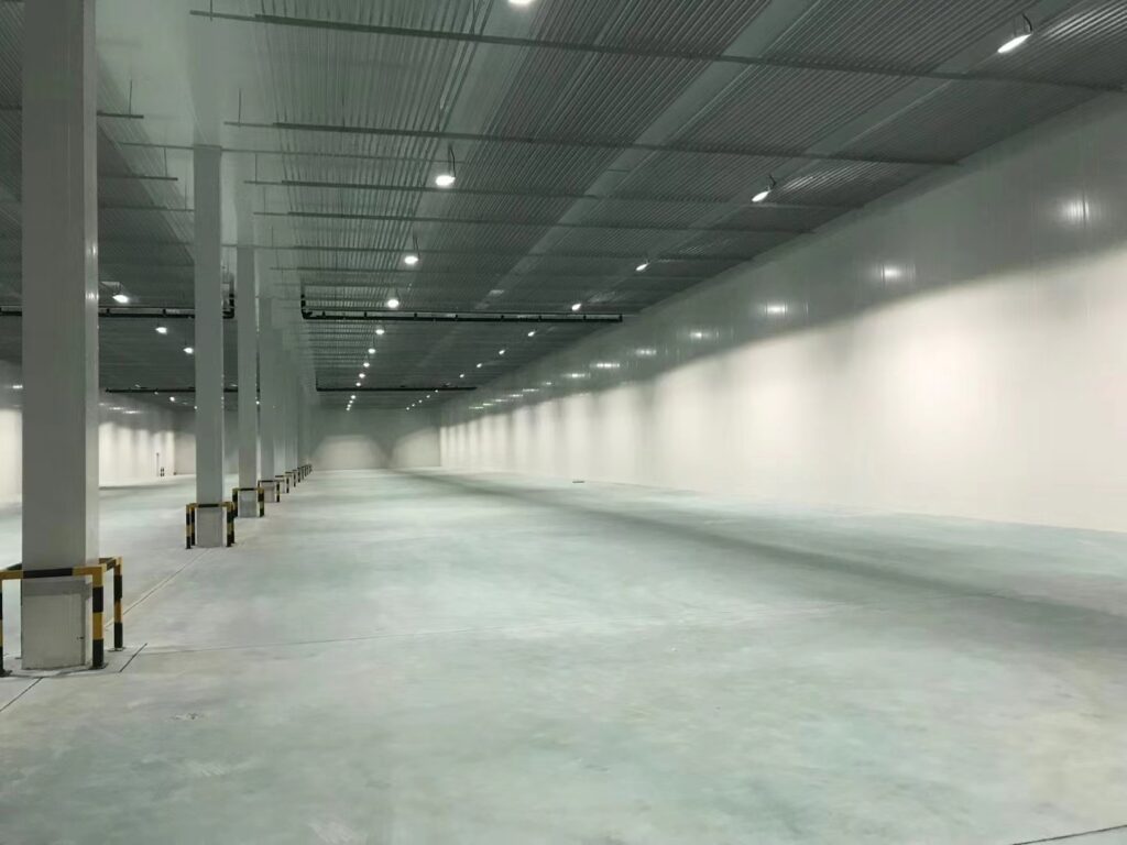 Large Cold Storage Hall with Ceiling Pipe Evaporators