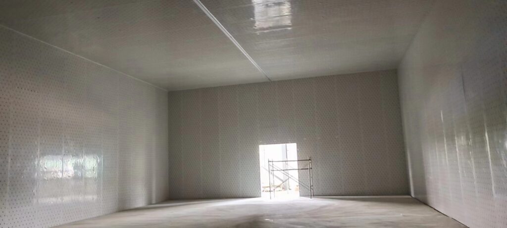 Large Cold Storage Hall with Ceiling Pipe Evaporators