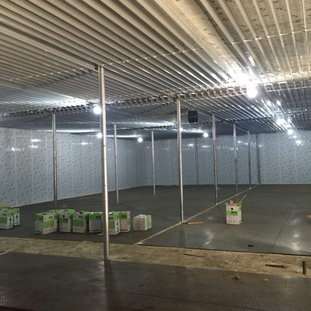 Cold Room with Ceiling-Mounted Pipe Evaporator Coils