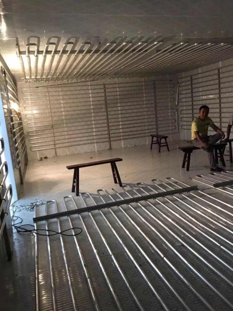 Cold Room with Ceiling-Mounted Pipe Evaporator Coils