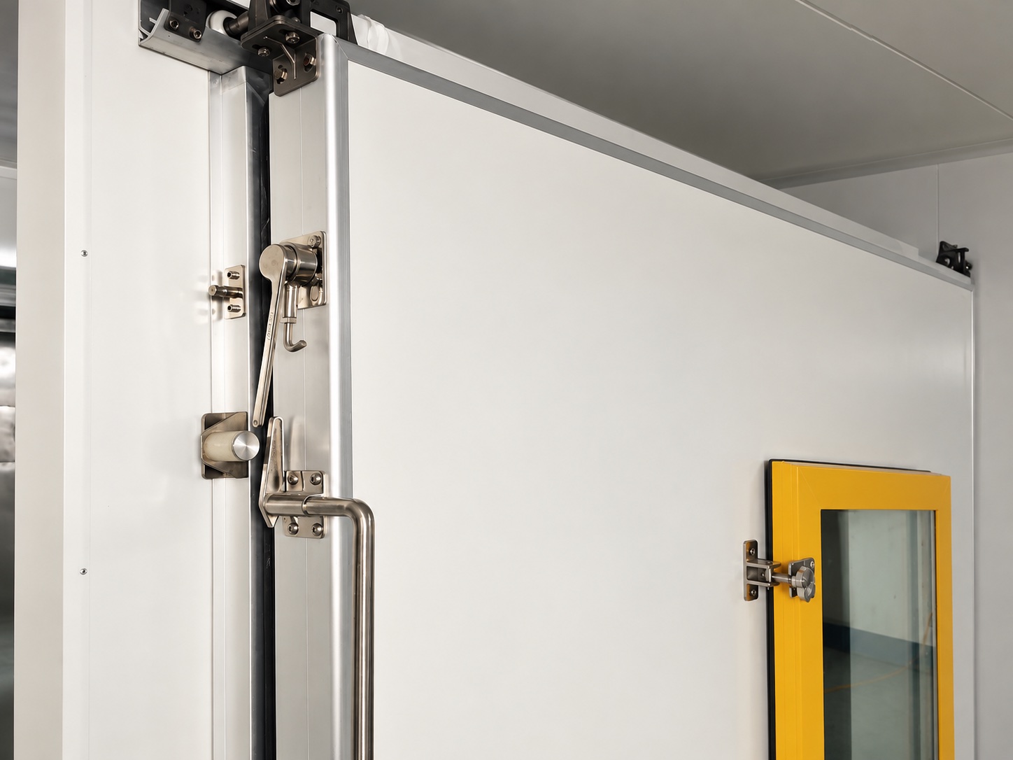 Door edge and closing hardware
